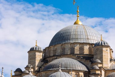 İslami arkaplan. Arka planda bulutlu gökyüzü olan bir cami kubbesi. Ramazan veya İslami konsept fotoğrafı.