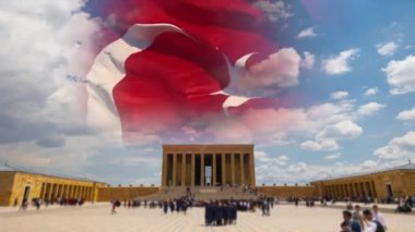 Atatürk konsepti 4k videosunun 10 Kasım ya da 10 Kasım anma günü. Anitkabir ve dalgalı Türk Bayrağı. Gürültü etkisi dahil.