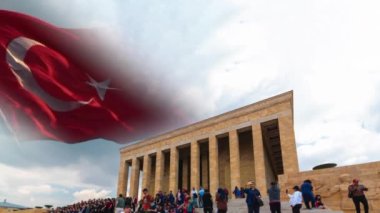 Türk Bayrağı ve Anitkabir. Atatürk konsepti 4K videosunun 10 Kasım ya da 10 Kasım anma günü. Türkiye konsept görüntülerinin ulusal bayramları.