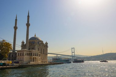 İstanbul 'un arka plan fotoğrafını ziyaret et. Ortakoy Camii ve Boğaz Köprüsü. İstanbul Türkiye - 9.23.2023
