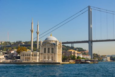 Ortakoy Camii veya Buyuk Mecidiye Camii ve Boğaz Köprüsü veya 15 Temmuz Şehitler Köprüsü. İstanbul Türkiye - 9.23.2023