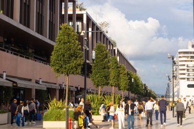 Galataport ve arka planda yolcu gemisi olan insanlar. İstanbul 'un arka plan fotoğrafını ziyaret et. İstanbul Türkiye - 9.30.2023