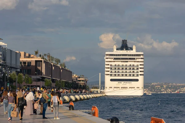 Galataport ve turistli bir yolcu gemisi. İstanbul 'un arka plan fotoğrafını ziyaret et. İstanbul Türkiye - 9.30.2023
