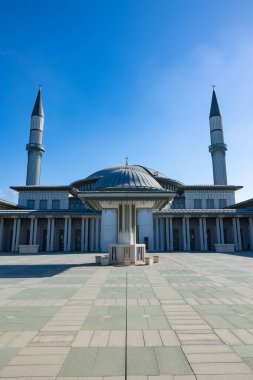 Avludan Ali Kuscu Camii manzarası. Modern cami mimarisi dikey fotoğrafı. Ramazan veya İslami kavram.