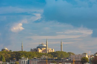 Ayasofya ya da Ayasofya Camii Karakol 'dan gün batımına bakıyor. Ramazan veya İslami konsept fotoğraf. İstanbul 'daki arka plan fotoğrafına git.