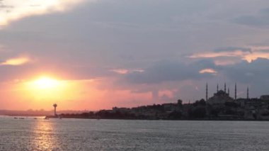 İstanbul manzarası gün batımında. Mavi Cami ya da Sultanahmet Camii silueti bir feribottan. İstanbul 'un 4k konseptini ziyaret edin.