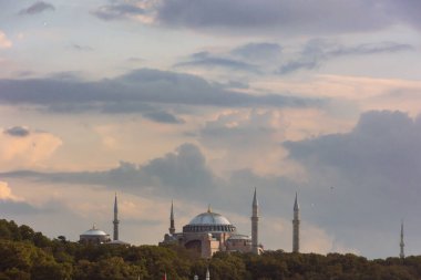 Ayasofya Camii 'nde gökyüzü bulutlu. İstanbul arka plan fotoğrafı. Binaya odaklanın..