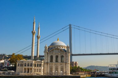 Buyuk Mecidiye ya da Ortakoy Camii ile Boğaz Köprüsü arasında gündüz vakti. İstanbul 'un arka plan fotoğrafını ziyaret et. İstanbul Türkiye - 9.23.2023