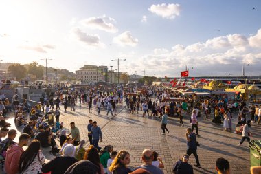 İstanbul 'un arka plan fotoğrafını ziyaret et. Eminonu Meydanı gün batımında insanlarla dolu. İstanbul Türkiye - 9.10.2023