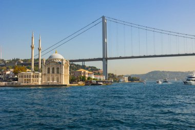 Ortakoy veya Buyuk Mecidiye Camii ve Boğaz Köprüsü manzaralı. İstanbul 'un arka plan fotoğrafını ziyaret et. İstanbul Türkiye - 9.23.2023