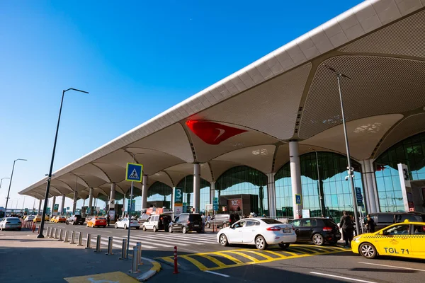 İstanbul Havaalanı kalkış terminali dışında arabalar ve taksilerle. İstanbul Türkiye - 10.28.2023