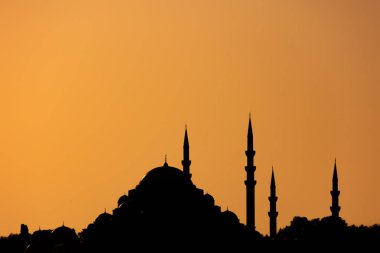 Cami arkaplan fotoğrafı. Gün batımında Süleyman Camii 'nin silueti. Ramazan veya İslami konsept fotoğrafı.