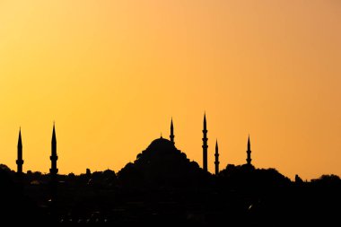 İstanbul 'un arka plan fotoğrafının silueti. Günbatımında Süleyman Camii. Ramazan veya İslami konsept fotoğrafı.