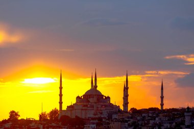 Sultanahmet veya Mavi Cami veya Sultan Ahmed Camii gün batımında. Ramazan veya İslami konsept fotoğrafı.