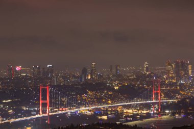 İstanbul gece görüşü. İstanbul Boğazı Köprüsü ve şehir manzarası. Seçici odak.
