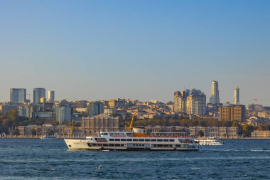 İstanbul manzarası ve ünlü feribot. İstanbul 'un arka plan fotoğrafını ziyaret et. İstanbul Türkiye - 10.20.2023