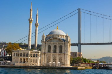 Buyuk Mecidiye Camii ya da Boğaz Köprüsü ile Ortakoy Camii. İstanbul 'un arka plan fotoğrafını ziyaret et. İstanbul Türkiye - 9.23.2023