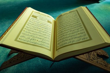 İslami arkaplan. Camideki kürsüde Kuran-ı Kerim. Ramazan kareemi ya da bayram mübarek kavramı. İstanbul Türkiye - 10.28.2023