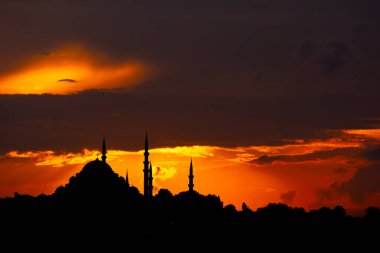 İslami arkaplan. Gün batımında Süleyman Camii 'nin silueti dramatik bulutlarla.