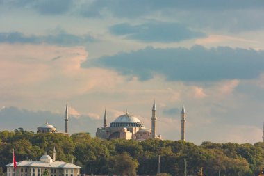 Günbatımında Ayasofya Camii 'nde Gülhane Parkı ve Sepetciler Pavyonu ve dramatik bulutlarla.