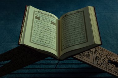 İslami ya da ramazan fotoğrafı. Kutsal Kur 'an' ın üst görüşü. İstanbul Türkiye - 10.28.2023