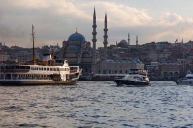 İstanbul manzaralı. Feribot ve Eminonu Yeni Cami veya Yeni Cami. İstanbul Türkiye - 9.30.2023