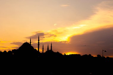 Gün batımında Süleyman Camii 'nin silueti. İstanbul 'un arka plan fotoğrafını ziyaret et. Ramazan veya İslami konsept fotoğrafı.