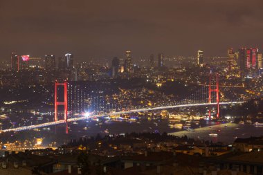 15 Temmuz şehitleri köprüsü nam-ı diğer Boğaz Köprüsü ve İstanbul 'un gece manzarası.