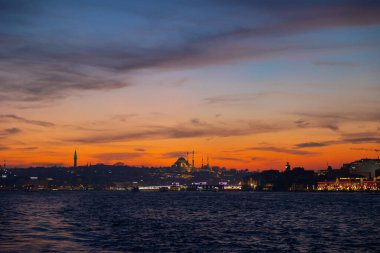 İstanbul, gün batımında İstanbul Boğazı 'nda bir feribottan manzaralı. İstanbul 'un arka plan fotoğrafını ziyaret et.