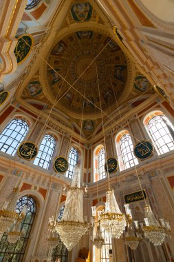 Ortakoy Camii 'nin iç mekanı. Osmanlı camiinin mimari arka plan fotoğrafı. İstanbul Türkiye - 9.23.2023