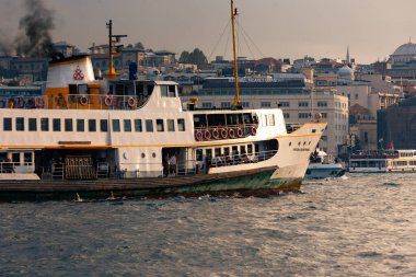 İstanbul konsept fotoğrafı. Günbatımında Haliç 'te İstanbul feribotu. İstanbul Türkiye - 9.30.2023