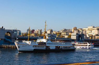 İstanbul 'un ünlü feribot arka plan fotoğrafı. Feribot ve Galata Köprüsü manzarası. İstanbul Türkiye - 10.20.2023