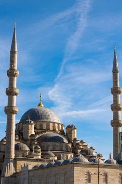 Eminonu Yeni Cami veya İstanbul dikey görüşünde Yeni Cami. Ramazan veya İslami arkaplan fotoğrafı.