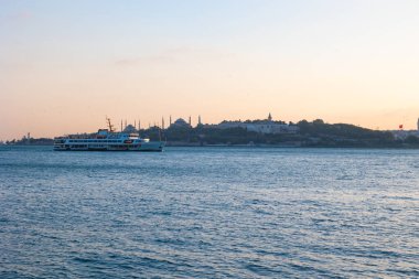 İstanbul arka plan fotoğrafı. Uskudar bölgesinden tarihi yarımada manzarası. İstanbul Boğazı 'nda feribot ve arka planda şehir manzarası.