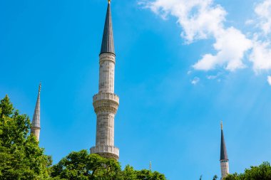 İslami arkaplan. Mavi gökyüzü arka planında izole edilmiş bir caminin minareleri. Metinler için kopya alanı olan Ramazan veya İslami konsept fotoğraf.