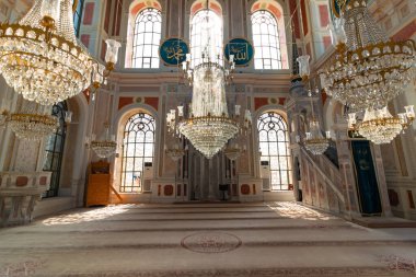 Ortakoy Camii ya da Buyuk Mecidiye Camii iç görünümü. İslami mimari arka plan fotoğrafı. İstanbul Türkiye - 9.23.2023