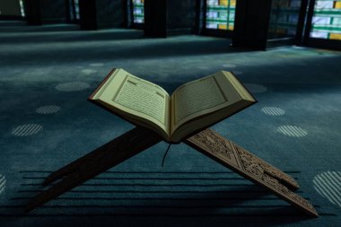 İslami ya da ramazan fotoğrafı. Kutsal Kur 'an, camide bir kitapçıda duruyor. Ramazan veya laylat al-Qadr veya kadir gecesi kavramı. İstanbul Türkiye - 10.28.2023