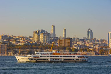 İstanbul manzaralı. İstanbul 'un gün batımında feribot ve şehir manzarası. İstanbul Türkiye - 10.20.2023