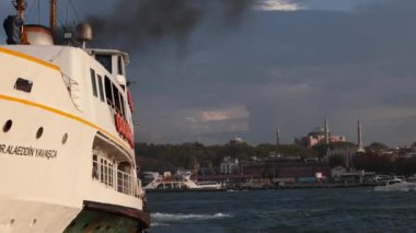 Feribot ve Ayasofya Sophia veya Ayasofya. İstanbul konsept videosunu ziyaret edin. İstanbul Türkiye - 9.30.2023