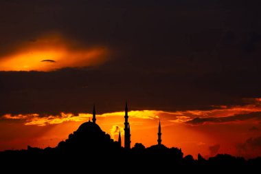 Gün batımında, Süleyman Camii 'nin Silhouett' i dramatik bulutlarla. Ramazan veya İslami konsept fotoğrafı.