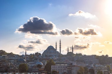 İstanbul arka plan fotoğrafı. Gün batımında gökyüzü bulutlu Süleyman Camii. Ramazan veya İslami konsept fotoğrafı.