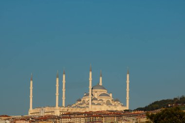 Gün batımında Buyuk Camlica Camii manzarası. İslam veya ramazan arkaplan fotoğrafı. 