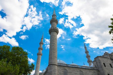 İslami arkaplan. Gökyüzü bulutlu Süleyman Camii 'nin minareleri. Ramazan ya da bayram mübareği ya da laylat al-Qadr ya da kadir gecisi kavramı.