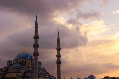 Cami arkaplan fotoğrafı. Eminonu Yeni Camii ya da Yeni Cami gün batımında dramatik bulutlarla.