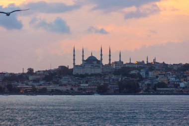 Sultanahmet ya da Mavi Cami manzarası gün batımında bir feribottan. İstanbul arka plan fotoğrafı. Ramazan veya İslami kavram geçmişi.