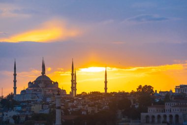 Sultanahmet, Sultan Ahmed veya Mavi Cami manzaralı gün batımında. İstanbul 'un arka plan fotoğrafını ziyaret et.