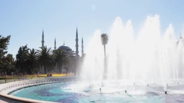 İstanbul arka plan videosunu ziyaret edin. Fountain ve Sultanahmet veya Mavi Cami. İstanbul Türkiye - 3.30.2023
