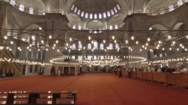Sultanahmet, Sultan Ahmed ya da Mavi Cami 'nin iç manzarası. İslami ya da ramazan arkaplan görüntüleri. El kamerasıyla çekilmiş bir video. İstanbul Türkiye - 3.15.2023