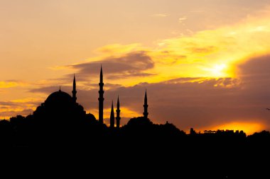İslami fotoğraf. Gün batımında Süleyman Camii 'nin silueti. İstanbul konsept fotoğrafını ziyaret et.