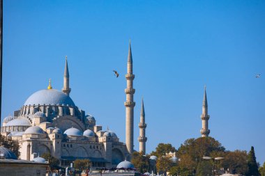 İstanbul Eminonu 'dan Süleyman Camii görüşü. İstanbul 'un arka plan fotoğrafını ziyaret et. Ramazan veya İslami konsept fotoğrafı.